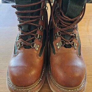 Orvis felt soled boots worn maybe 1 time very close to new condition size 8